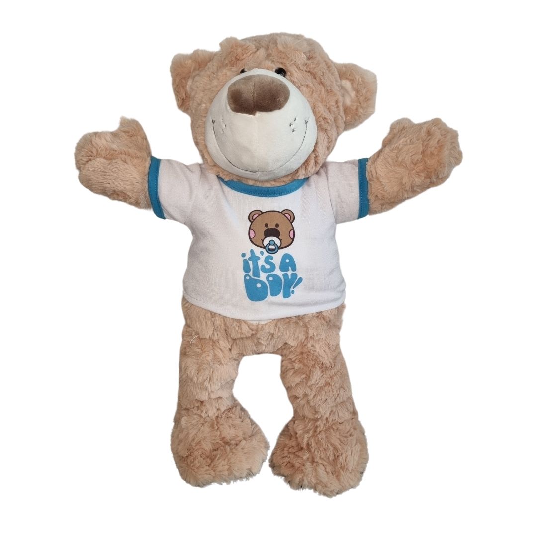 Knuffel beer heeft hier een Wit T-shirt voor knuffels met blauwe tekst: 'It's a Boy aan.