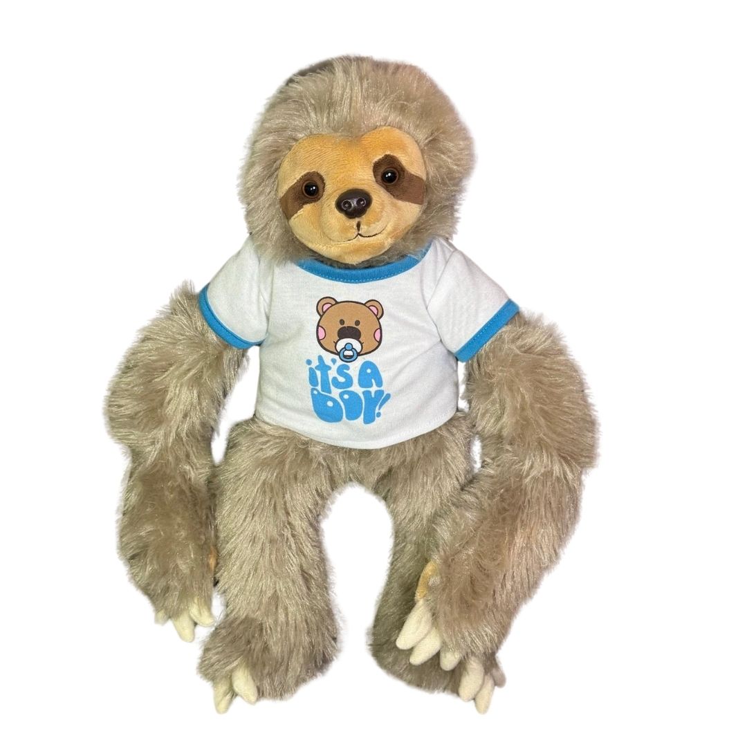 Knuffel luiaard heeft hier een Wit T-shirt voor knuffels met blauwe tekst: 'It's a Boy aan. 