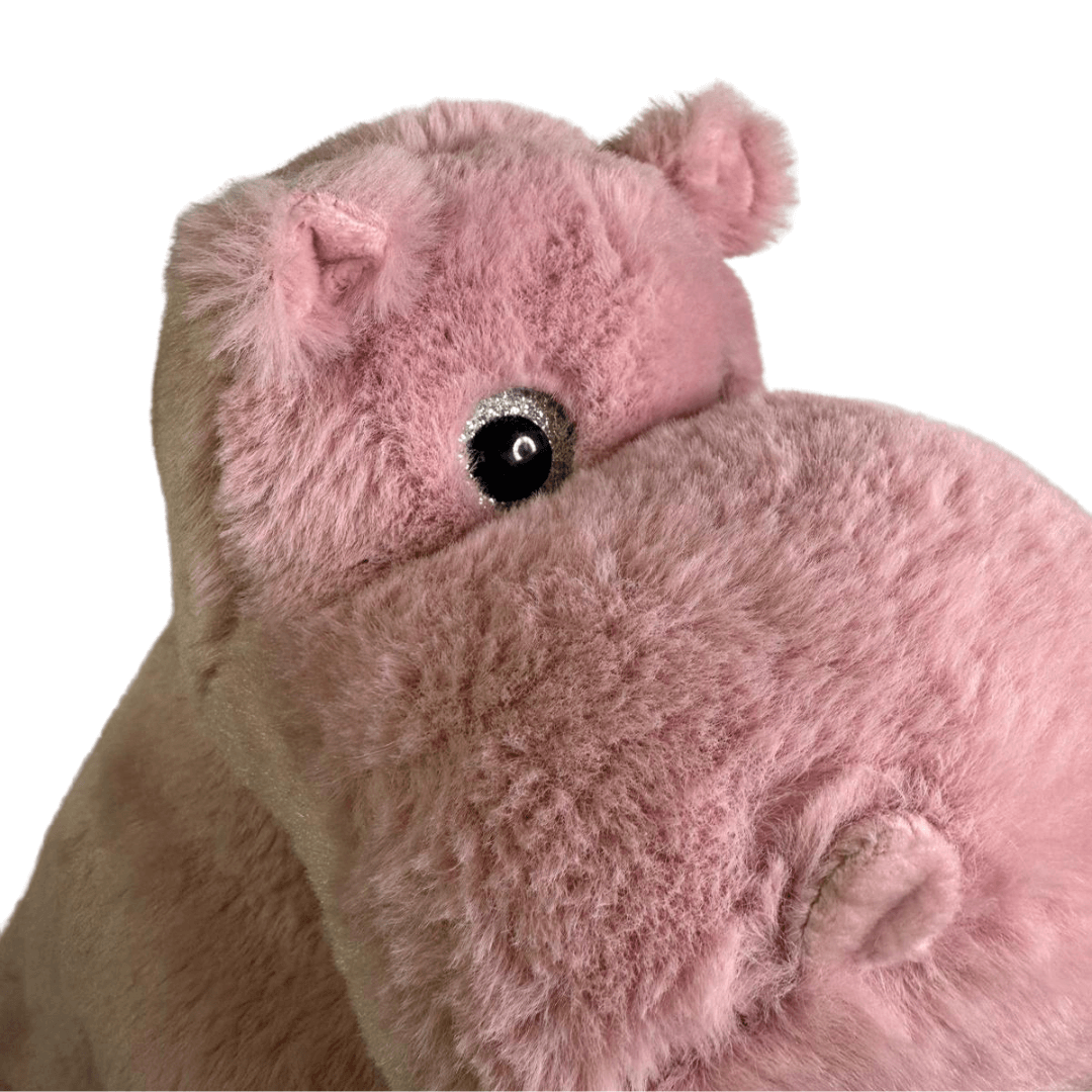 Bella de nijlpaard knuffel - Make a bearBella de nijlpaard knuffel in roze, met glitter oogjes. Een zachte en schattige knuffel