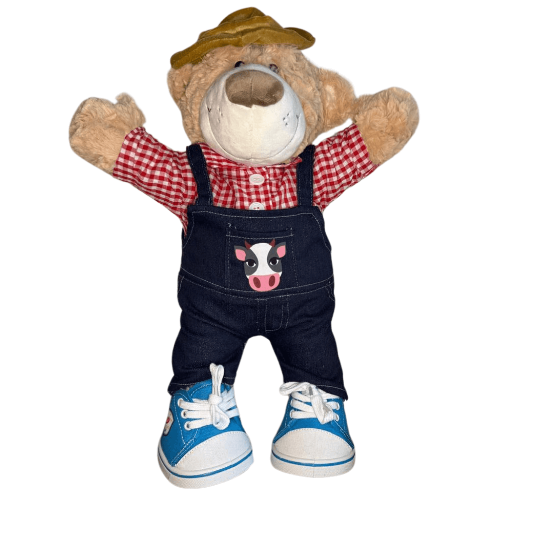 Boeren overall voor knuffel - Make a bearKnuffelbeer Milo draagt een boerenoverall met een spijkerstof tuinbroek, een rood - wit geruit shirt, een bijpassend hoedje en stoere blauwe sneakers.