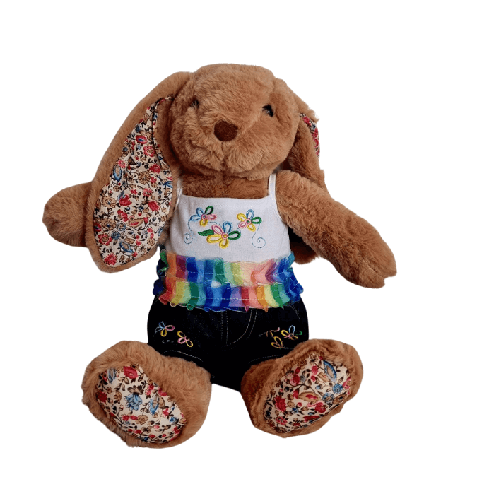 Coco het konijn knuffel - Make a bearCoco het konijnenknuffel gekleed in de Flower Jeans - outfit, met een topje met spaghettibandjes en geborduurde bloemen, en een spijkerstof broekje.