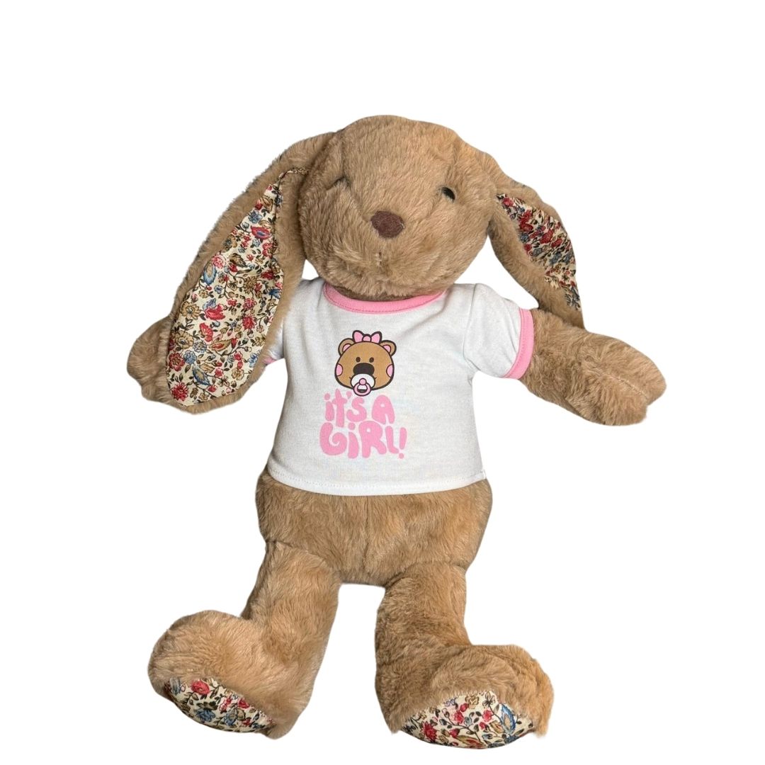 Knuffelkonijn met wit 'It's a Girl' T-shirt, roze tekst, en een zachte bruine vacht