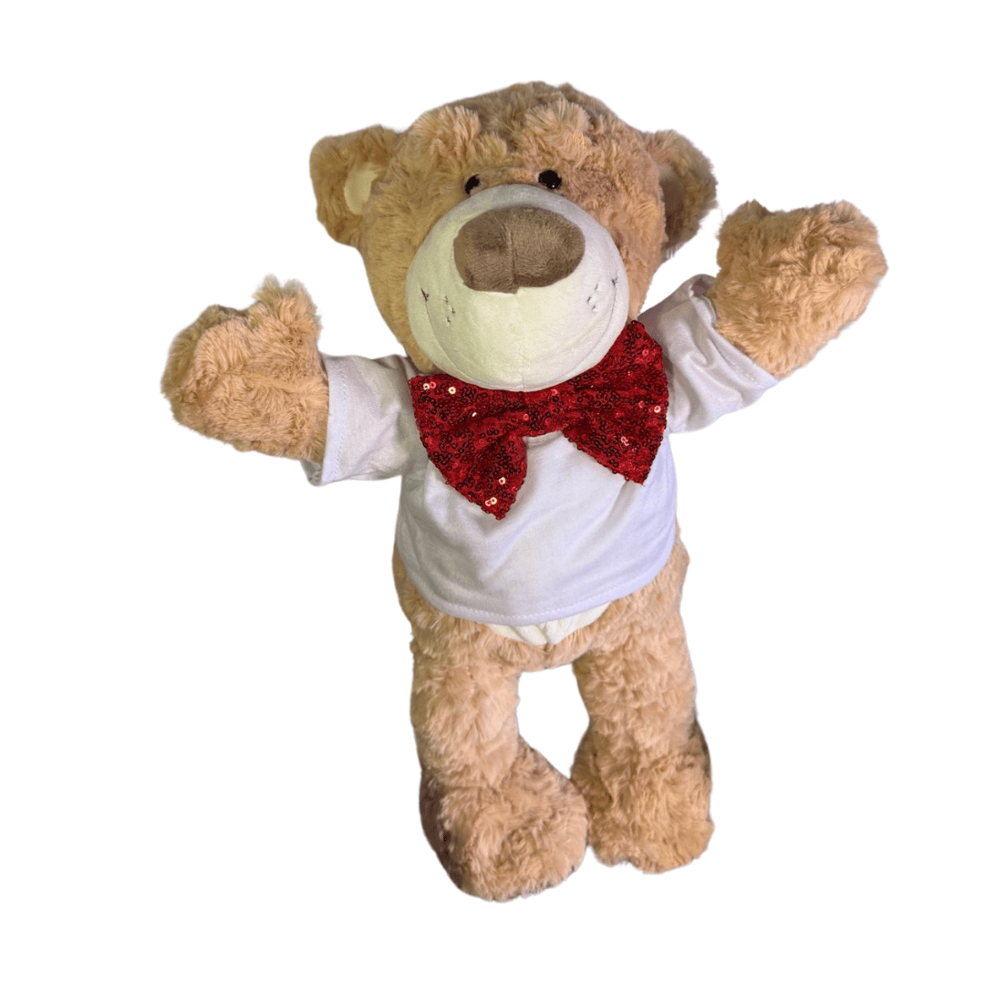 Rode Glitterstrik voor Knuffels - Make a bearKnuffelbeer met een wit T-shirt en een rode glitterstrik om de hals.