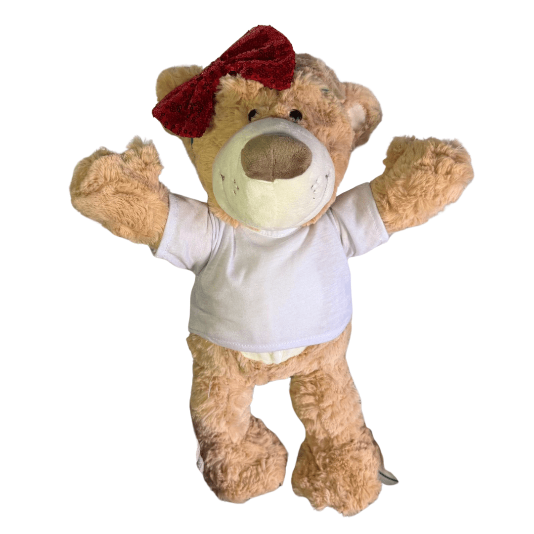 Rode Glitterstrik voor Knuffels - Make a bearKnuffelbeer met een wit T-shirt en een rode glitterstrik op het hoofd.