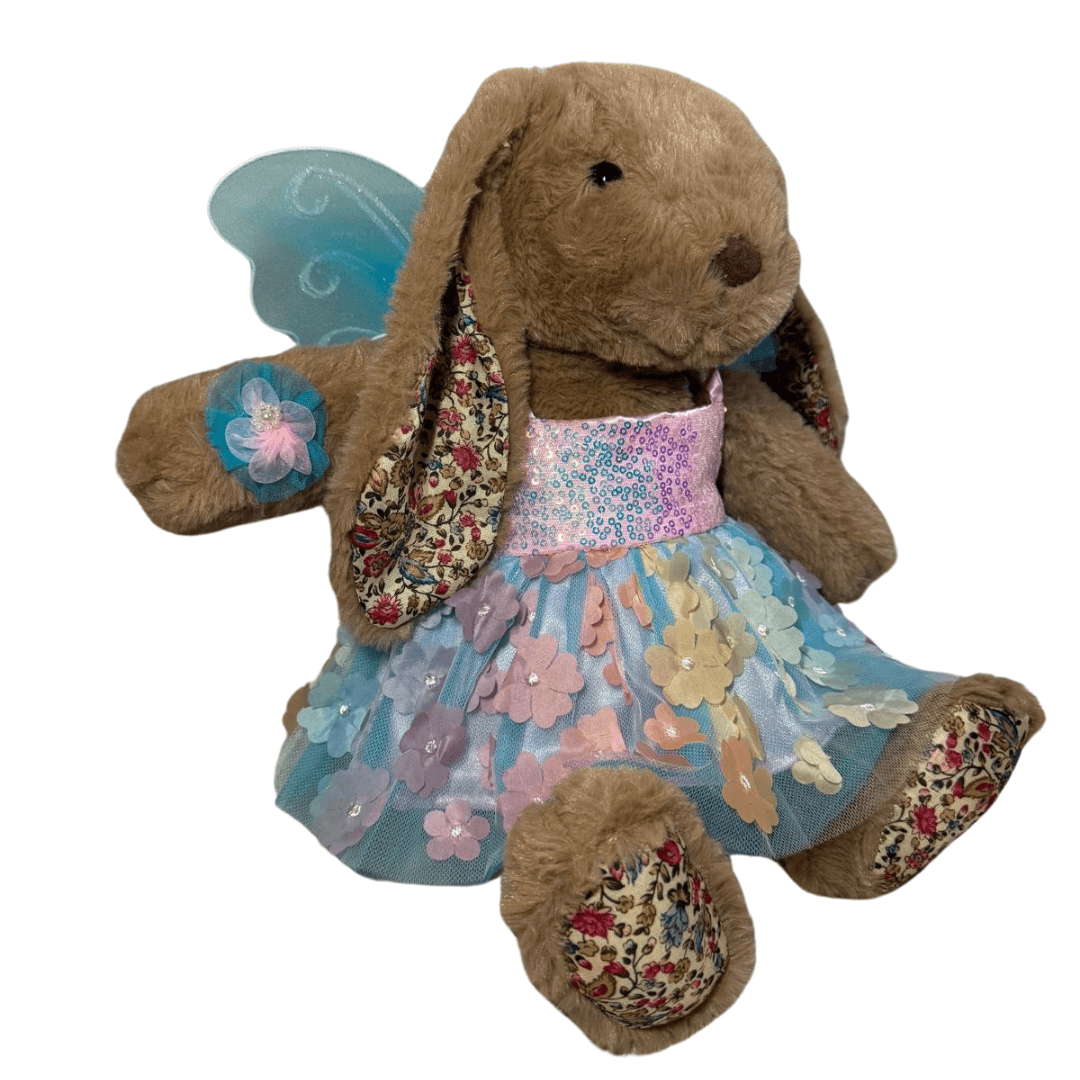 Vlinderjurk Voor Knuffels - Make a bearKnuffelkonijn Coco draagt de vlinderjurk met vleugels, een kleurrijk en schattig outfit voor je knuffelvriend. Perfect voor elke gelegenheid!