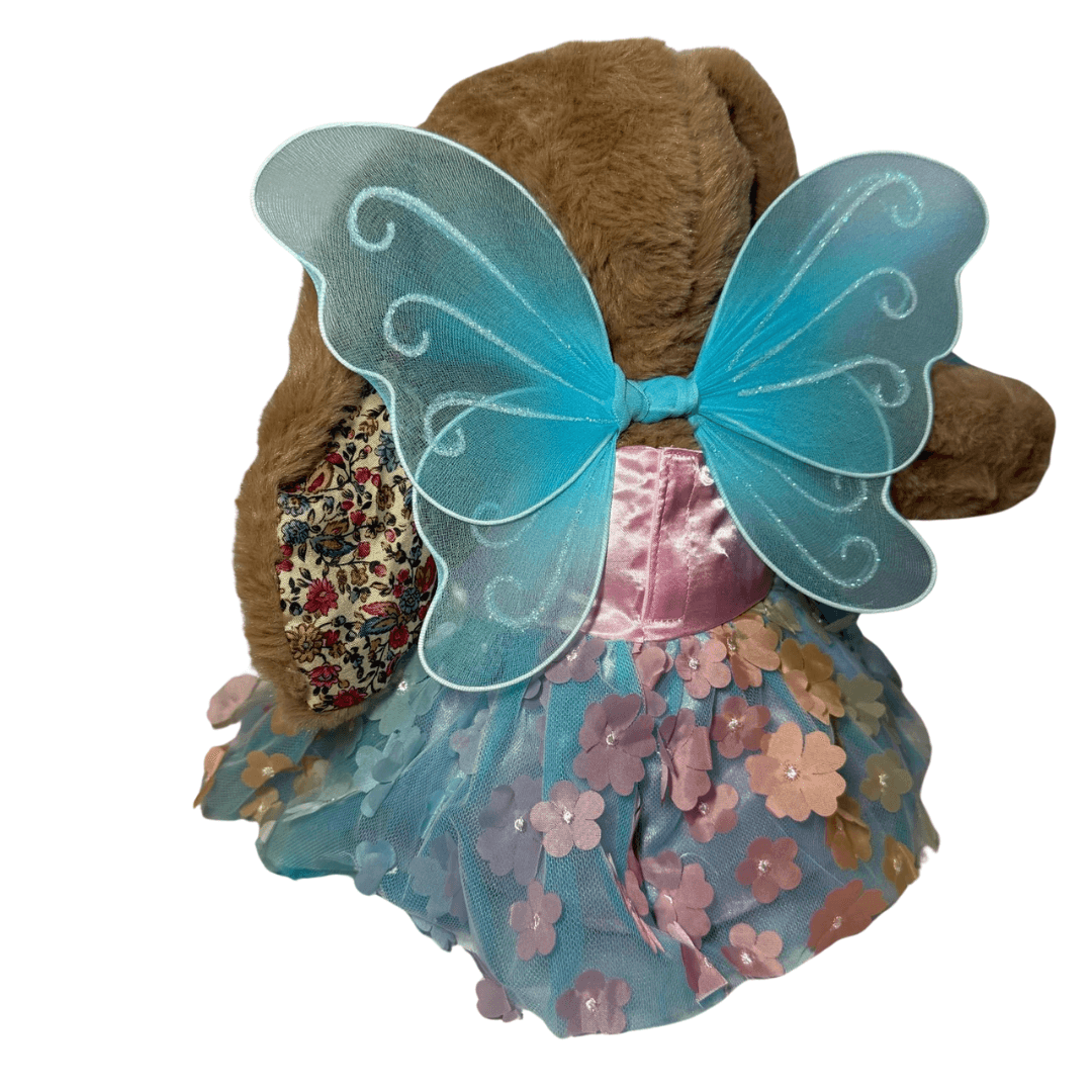 Vlinderjurk Voor Knuffels - Make a bearKnuffelkonijn Coco draagt de bloemenjurk met vleugels, een kleurrijk en schattig outfit voor je knuffelvriend. Perfect voor elke gelegenheid!, Achterkant, vleugels goed zichtbaar.